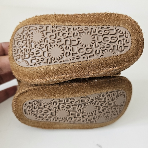 UGG Baby Neumel Brown Suede Warm Chukka Booties Size 2-3 Cozy - Picture 7 of 8